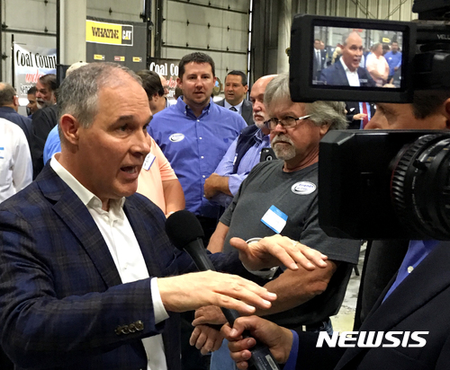 【해저드=AP/뉴시스】스콧 프루이트 미국 환경청(EPA) 청장이 9일(현지시간) 켄터키주 탄광지대인 해저드를 방문해 기자들과 대화하고 있다. 2017.10.10