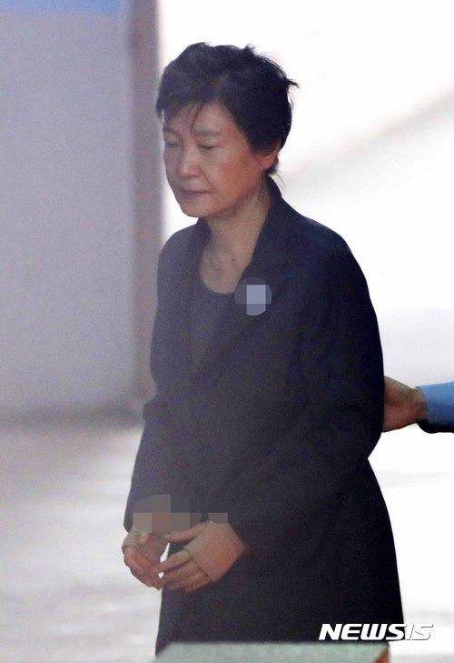 【서울=뉴시스】고범준 기자 = 박근혜 전 대통령이 10일 오전 서울 서초구 서울중앙지방법원에서 열린 '국정농단 사건 78차' 공판에 출석하기 위해 호송차에서 내려 법정으로 들어가고 있다. 2017.10.10.  bjko@newsis.com
