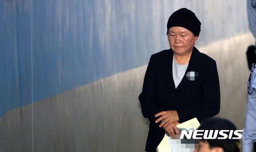 【서울=뉴시스】고범준 기자 = 김경숙 전 이화여자대학교 신산업융합대학장이 10일 오전 서울 서초구 서울중앙지방법원에서 열린 '정유라 이대 특혜' 의혹 항소심 6차 공판에 출석하기 위해 호송차에서 내려 법정으로 향하고 있다. 2017.10.10. bjko@newsis.com