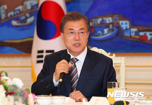 【서울=뉴시스】전신 기자 = 문재인 대통령이 10일 청와대 인왕실에서 열린 5부요인 오찬 회동에서 모두발언하고 있다. 2017.10.10. photo1006@newsis.com