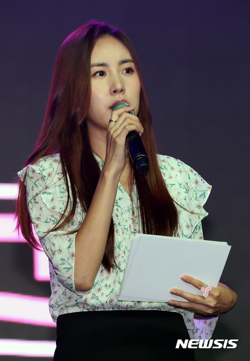 【서울=뉴시스】김선웅 기자 = 10일 오후 서울 마포구 서교동 무브홀에서 열린 걸그룹 '해시태그(HashTag)' 첫번째 미니앨범 'The girl next door' 쇼케이스에서 프로듀서이자 사회를 맡은 간미연이 인사말을 하고 있다. 이번 앨범에는 베이비복스 출신 가수 겸 배우 간미연이 전반적인 프로듀싱에 참여했다. 2017.10.10. mangusta@newsis.com