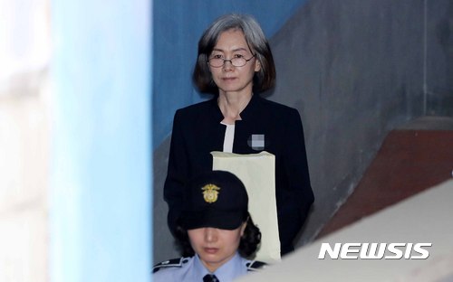 【서울=뉴시스】고범준 기자 = 최경희 전 이화여대 총장이 10일 오후 서울 서초구 서울중앙지법에서 열린 '정유라 이대 특혜' 관련 항소심 6차 공판에 출석하고 있다. 2017.10.10. bjko@newsis.com