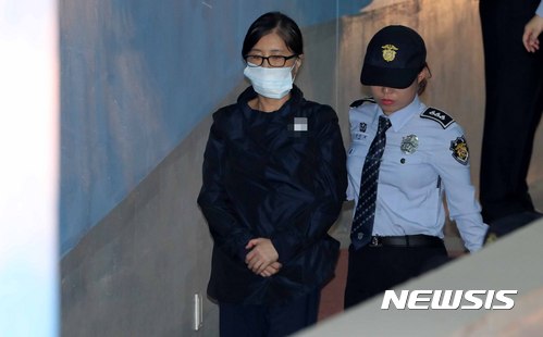 【서울=뉴시스】고범준 기자 = '비선실세' 최순실 씨가 10일 오후 서울 서초구 서울중앙지방법원에서 열린 '정유라 이대 특혜' 의혹 관련 공판에 출석하기 위해 호송차에서 내려 법정으로 향하고 있다. 2017.10.10.  bjko@newsis.com