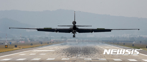 【평택=뉴시스】이정선 기자 = 북한 노동당 창립 72주년인 지난 2017년 10월10일 오후 경기 평택 주한미군 오산공군기지 활주로에 U-2S 고공전략정찰기가 작전을 마치고 착륙하고 있다. 2017.10.10. ppljs@newsis.com
