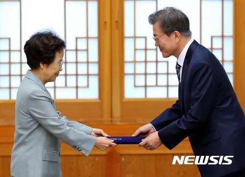 【서울=뉴시스】전신 기자 = 문재인 대통령이 10일 청와대 충무실에서 신인령 국가교육회의 의장에게 위촉장을 수여하고 있다. 2017.10.10. photo1006@newsis.com