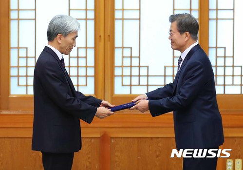 【서울=뉴시스】전신 기자 = 문재인 대통령이 10일 청와대 충무실에서 정해구 정책기획위원회 위원장에게 위촉장을 수여하고 있다. 2017.10.10. photo1006@newsis.com