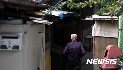 【서울=뉴시스】추상철 기자 = 서울이 최저주거기준 미달 가구 비율이 가장 높은 도시로 나타났다. 10일 오후 서울 영동포 쪽방촌에서 주민이 골목을 걷고 있다. 2017.10.10. scchoo@newsis.com