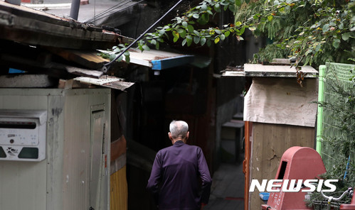 【서울=뉴시스】추상철 기자 = 서울이 최저주거기준 미달 가구 비율이 가장 높은 도시로 나타났다. 10일 오후 서울 영동포 쪽방촌에서 주민이 골목을 걷고 있다. 2017.10.10.&nbsp; scchoo@newsis.com