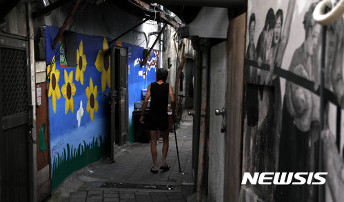 【서울=뉴시스】추상철 기자 = 서울이 최저주거기준 미달 가구 비율이 가장 높은 도시로 나타났다. 10일 오후 서울 영동포 쪽방촌에서 주민이 골목을 걷고 있다. 2017.10.10. scchoo@newsis.com