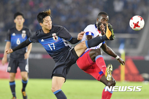 【요코하마(일본)=AP/뉴시스】고바야시 유키(왼쪽)