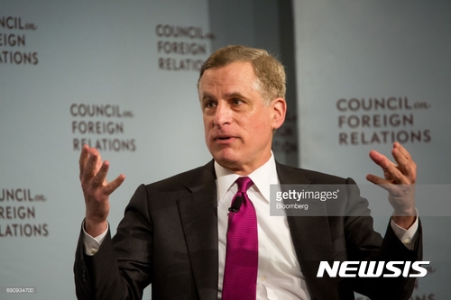 【서울=뉴시스】 로버트 카플란 미국 댈러스 연방준비은행 총재가 연방준비제도(연준ㆍFed)가 금리 인상 지지를 시사하는 발언을 했다. 카플란 총재는 10일(현지시간) 스탠포드대학 경제정책연구소 Stanford Institute for Economic Policy Research)에서 가진 연설에서 “나는 다음 연준 회의에서 양적완화 축소를 하는 문제에 대해 열린 마음을 유지하려고 한다”라고 말했다. 이는 다음 연방공개시장위원회(FOMC) 회의에서의 추가 금리 인상을 지지하겠다는 의미로 풀이되고 있다.