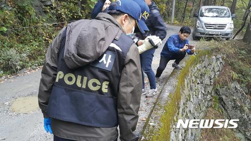 【영월=뉴시스】김태식 기자 = 11일 오후 ‘어금니 아빠’ 이모씨가 여중생 딸 친구를 살해하고 시신을 유기한 강원도 영월의 한 야산에서 서울지방경찰청 감식반이 현장 감식을 하고 있다.2017.10.11 newsenv@newsis.com