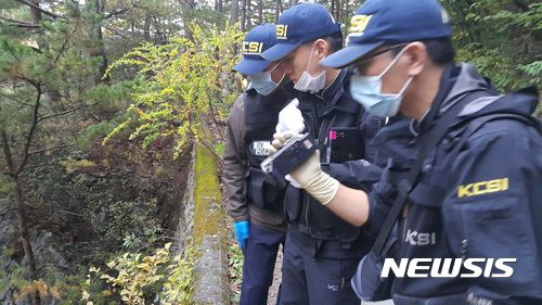 【영월=뉴시스】김태식 기자 = 11일 오후 ‘어금니 아빠’ 이모씨가 여중생 딸 친구를 살해하고 시신을 유기한 강원도 영월의 한 야산에서 서울지방경찰청 감식반이 현장 감식을 하고 있다.2017.10.11 newsenv＠newsis.com