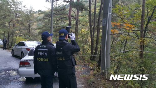 【영월=뉴시스】김태식 기자 = 11일 오후 ‘어금니 아빠’ 이모씨가 여중생 딸 친구를 살해하고 시신을 유기한 강원도 영월의 한 야산에서 서울지방경찰청 감식반이 현장 감식을 하고 있다.2017.10.11 newsenv@newsis.com