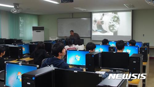 【대전=뉴시스】유순상 기자 = 한국폴리텍Ⅳ대학 대전캠퍼스가 11일 교내에서 대전 도안고 학생들을 대상으로 진로직업체험학습 프로그램을 진행하고 있다. 2017.10.11.(사진=한국폴리텍Ⅳ대 대전캠퍼스 제공)ssyoo@newsis.com