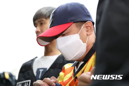 【서울=뉴시스】추상철 기자 = 여중생 딸 친구 살해·시신 유기 사건의 피의자 '어금니 아빠' 이모씨가 11일 오전 현장검증을 위해 서울 중랑구 사건현장으로 들어가고 있다. 2017.10.11. scchoo@newsis.com