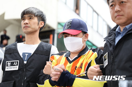 【서울=뉴시스】추상철 기자 = 여중생 딸 친구 살해·시신 유기 사건의 피의자 '어금니 아빠' 이모씨가 11일 오전 현장검증을 위해 서울 중랑구 사건현장으로 들어가고 있다. 2017.10.11.&nbsp; scchoo@newsis.com