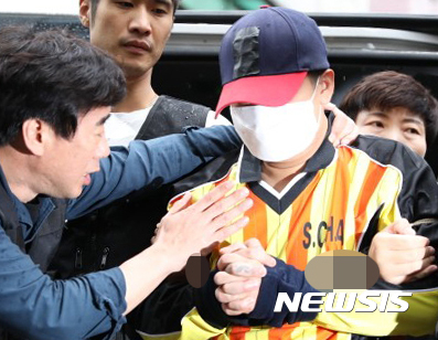 【서울=뉴시스】추상철 기자 = 여중생 딸 친구 살해·시신 유기 사건의 피의자 '어금니 아빠' 이모씨가 11일 오전 현장검증을 위해 서울 중랑구 사건현장으로 들어가고 있다. 2017.10.11. scchoo@newsis.com