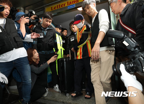 【서울=뉴시스】추상철 기자 = 여중생 딸 친구 살해· 시신 유기 사건의 피의자 '어금니 아빠' 이모씨에 대한 현장검증이 실시된 11일 오전 서울 중랑구 사건현장에서 이씨가 당시 상황을 재연하고 있다. 2017.10.11. photo@newsis.com