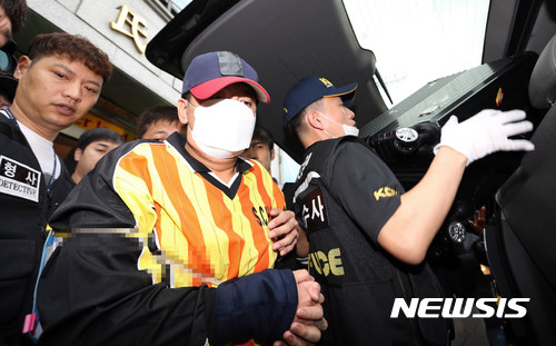 【서울=뉴시스】추상철 기자 = 여중생 딸 친구 살해· 시신 유기 사건의 피의자 '어금니 아빠' 이모씨에 대한 현장검증이 실시된 11일 오전 서울 중랑구 사건현장에서 이씨가 당시 상황을 재연하고 있다. 2017.10.11.&nbsp; photo@newsis.com