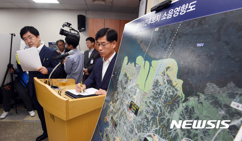 【수원=뉴시스】이정선 기자 = 11일 오전 경기 수원시청 브리핑룸에서 열린 수원 군공항 이전 관련 소음 영향도 및 예비이전후보지 주변지역 발전방안 브리핑에서 수원시 관계자가 질의응답을 하고 있다. 2017.10.11. ppljs@newsis.com