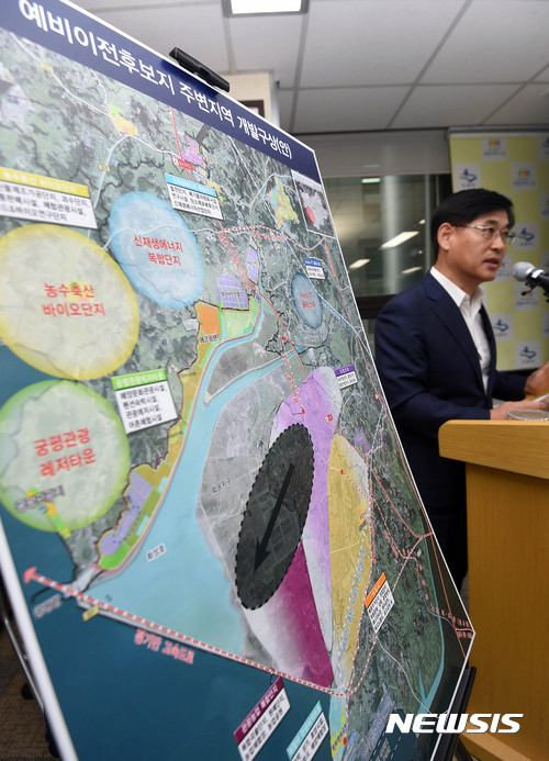 【수원=뉴시스】이정선 기자 = 11일 오전 경기 수원시청 브리핑룸에서 열린 수원 군공항 이전 관련 소음 영향도 및 예비이전후보지 주변지역 발전방안 브리핑에서 이의택 수원시 군공항이전추진단장이 추진과정을 설명하고 있다. 2017.10.11. ppljs@newsis.com