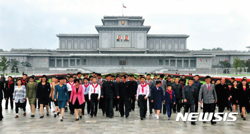 【서울=뉴시스】조선노동당 창건일을 맞아 금수산태양궁전광장을 방문한 북한주민들의 모습. (사진=뉴시스DB)