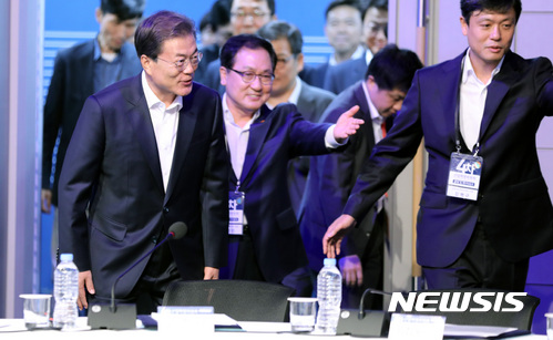 【서울=뉴시스】전진환 기자 = 문재인 대통령이 11일 오후 서울 마포구 에스플렉스센터에서 열린 4차산업혁명위원회 출범 및 제1차 회의에 유영민 과학기술정보통신부 장관의 안내를 받으며 들어서고 있다. 2017.10.11. amin2@newsis.com