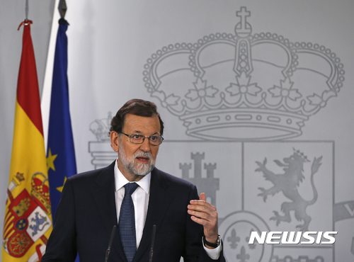 【마드리드=AP/뉴시스】 스페인의 마리아노 라호이 총리가 11일 총리 관저인 몬클로아궁에서 카탈루냐 지방정부의 독립 움직임에 관한 성명을 발표하고 있다. 총리는 이날 카탈루냐가 과연 독립을 선언했는지 안 했는지 여부를 명확히 밝히라고 요구했다. 2017. 10. 11.