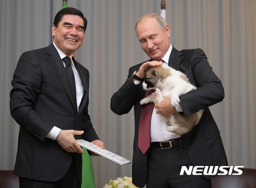【소치=AP/뉴시스】 투르크메니스탄의 구르반굴리 베르디무카메도프 대통령이 11일 흑해 연안 소치의 러시아 대통령 별장에서 블라디미프 푸틴 러시아 대통령을 만나 강아지를 선물한 뒤 푸틴이 강아지를 귀여워하자 활짝 웃고 있다. 소치에서 옛 소련 공화국이었던 독립국 정상회의가 열렸다. 2017. 10. 11. 