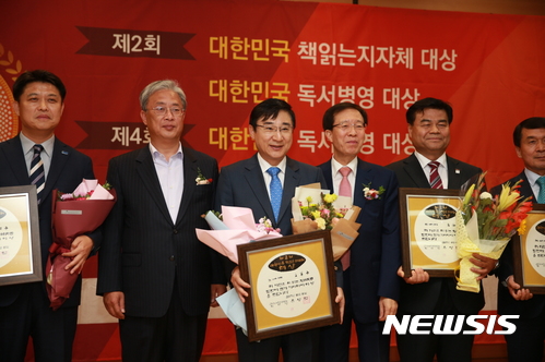 【서울=뉴시스】이동진 도봉구청장(중앙)이 11일 서울 충무아트홀 컨벤션센터에서 개최된 '제2회 대한민국 책읽는 지자체 대상' 시상식에서 국회 교육문화체육관광위원장상을 수상하고 있다. (사진 = 도봉구 제공) photo@newsis.com