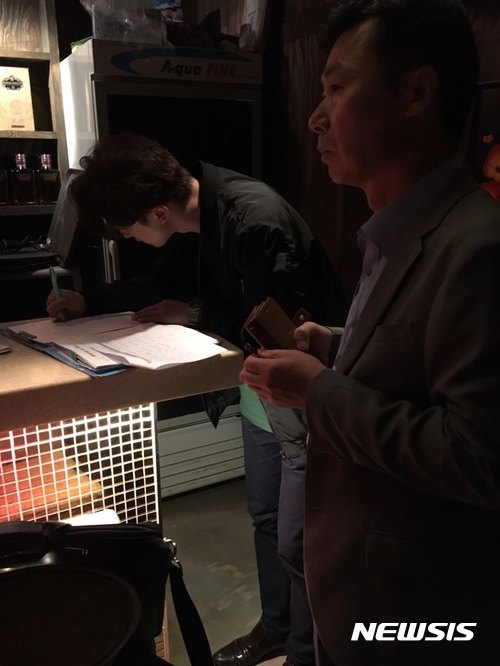 【서울=뉴시스】임재희 기자 = 가락시장 유해업소 단속에 나선 서울 송파구청 '가락동 퇴폐행위 척결 추진팀' 관계자들이 지난 11일 밤 9시15분께 일반음식점으로 등록된 서울 송파구 가락본동의 한 '바(bar)'를 점검하고 확인(자인)서를 작성하고 있다. 2017.10.12. limj@newsis.com