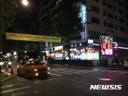 【서울=뉴시스】임재희 기자 = 11일 자정께 서울 지하철 8호선 가락시장역 3번 출구 인근 일부 유흥주점들이 신고 때와 달리 '노래'라는 단어가 들어간 상호명을 걸고 영업하고 있다. 일부 업소는 '도우미 항시 대기' 등의 문구가 나오는 네온사인 간판을 설치했다. 2017.10.12. limj@newsis.com