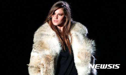 【서울=뉴시스】마르코 비자리 구찌 최고경영자(CEO)는 11일(현지시간) 영국 런던 칼리지 오브 패션(LCF)에서 열린 '2017 케링 토크(Kering talk)' 프로그램에서 내년부터 ‘모피 프리(Fur free)’ 기업으로 거듭나겠다고 선언했다. 비자리는 이 자리에서 “이번 조처는 우리 사업의 본질적인 지속가능성을 위해 우리의 절대적인 책무를 다하기 위한 것”이라고 말했다. 사진은 구찌의 겨울 컬렉션의 한 장면. <출처: 가디언> 