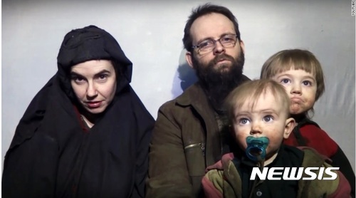 【서울=뉴시스】 지난 5년간 아프가니스탄 탈레반에게 인질로 잡혀 있다 지난 11일 파키스탄군에 의해 구출된 미국인 여성 케이틀란 콜먼과 그의 캐나다인 남편 조슈아 보일 가족이 13일(현지시간) 캐나다 토론토에 도착했다. (출처 = 미국 CNN 방송 캡쳐) 2017.10.12.