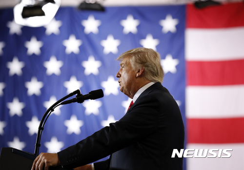 【미들타운=AP/뉴시스】도널드 트럼프 미국 대통령이 11일(현지시간) 펜실베이니아주 미들타운의 해리스버그 국제공항에서 열린 한 행사에 참석해 연설하고 있다. 2017.10.12.