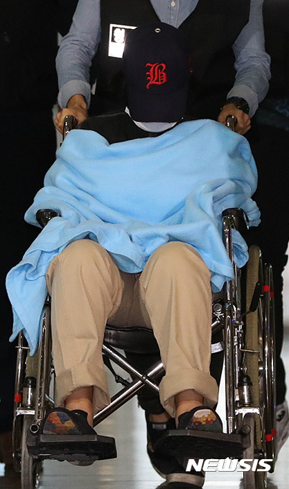 【서울=뉴시스】추상철 기자 = 여중생 딸 친구 살해·시신 유기 사건의 피의자 '어금니 아빠'의 딸 이모양이 12일 오전 영장실질심사를 받기 위해 서울 중랑구 서울의료원을 나서 법원으로 향하고 있다. 2017.10.12.&nbsp; scchoo@newsis.com