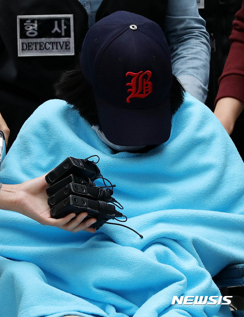 【서울=뉴시스】추상철 기자 = 여중생 딸 친구 살해·시신 유기 사건의 피의자 '어금니 아빠' 이모씨의 딸 이모양이 12일 오전 영장실질심사를 받기 위해 서울 도봉구 서울북부지방법원으로 들어서고 있다. 2017.10.12. scchoo@newsis.com