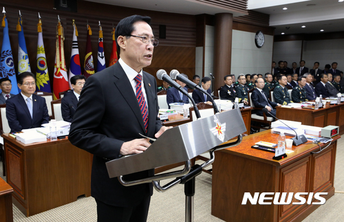 【서울=뉴시스】박진희 기자 = 송영무 국방부 장관이 12일 오전 서울 용산구 국방부에서 열린 국회 국방위원회 국방부 국정감사에 출석하여 기관 보고를 하고 있다. 2017.10.12.pak7130@newsis.com