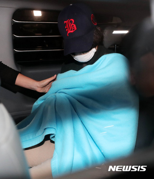 【서울=뉴시스】추상철 기자 = 여중생 딸 친구 살해·시신 유기 사건의 피의자 '어금니 아빠' 이모씨의 딸 이모양이 12일 오전 영장실질심사를 받기 위해 서울 중랑구 서울의료원을 나선후 경찰차량에 탑승하고 있다. 2017.10.12. scchoo@newsis.com