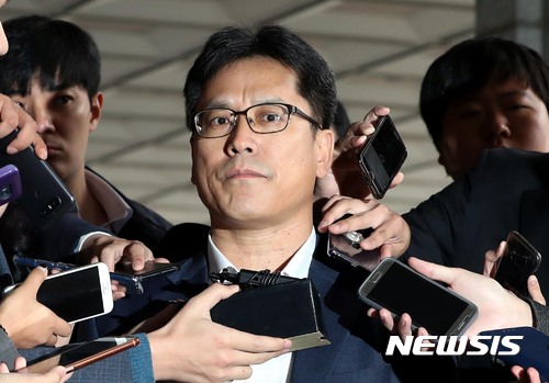 【서울=뉴시스】조성봉 기자 = 보수단체를 관리하며 시위를 하게 한 혐의를 받고 있는 허현준 전 청와대 행정관이 12일 오전 서울 서초구 서울지방검찰청에 출석하며 취재진의 질문에 답변도중 굳은 표정을 짓고 있다. 2017.10.12.suncho21@newsis.com