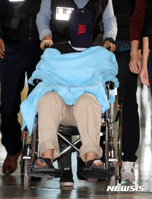 【서울=뉴시스】추상철 기자 = 여중생 딸 친구 살해·시신 유기 사건의 피의자 '어금니 아빠' 이모씨의 딸 이모양이 12일 오전 영장실질심사를 받기 위해 서울 중랑구 서울의료원을 나서고 있다. 2017.10.12.&nbsp; scchoo@newsis.com