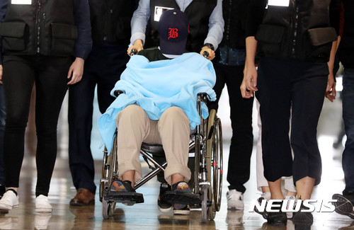 【서울=뉴시스】추상철 기자 = 여중생 딸 친구 살해·시신 유기 사건의 피의자 '어금니 아빠' 이모씨의 딸 이모양이 12일 오전 영장실질심사를 받기 위해 서울 중랑구 서울의료원을 나서고 있다. 2017.10.12. scchoo@newsis.com