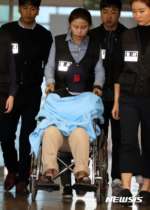 【서울=뉴시스】추상철 기자 = 여중생 딸 친구 살해·시신 유기 사건의 피의자 '어금니 아빠' 이모씨의 딸 이모양이 12일 오전 영장실질심사를 받기 위해 서울 중랑구 서울의료원을 나서고 있다. 2017.10.12. scchoo@newsis.com