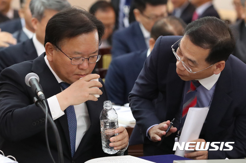 【서울=뉴시스】고승민 기자 = 12일 오전 서울 종로구 정부서울청사 19층 대회의실에서 열린 국회 행정안전위원회의 행정안전부 국정감사에서 김부겸 행정안전부 장관이 시작 전 관계자와 대화를 하는 등 준비를 하고 있다. 2017.10.12. kkssmm99@newsis.com