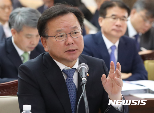 【서울=뉴시스】고승민 기자 = 12일 오전 서울 종로구 정부서울청사 19층 대회의실에서 열린 국회 행정안전위원회의 행정안전부 국정감사에서 김부겸 행정안전부 장관이 더불어민주당 김영호 의원의 새마을금고 연봉 관련 질의에 답하고 있다. 2017.10.12. kkssmm99@newsis.com