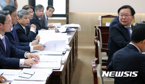 【서울=뉴시스】고승민 기자 = 12일 오전 서울 종로구 정부서울청사 19층 대회의실에서 열린 국회 행정안전위원회의 행정안전부 국정감사에서 김부겸 행정안전부 장관이 의원들의 질의에 답하던 중 뒤를 돌아 고위 관계자들에게 질문하고 있다. 2017.10.12. kkssmm99@newsis.com