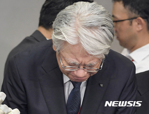 【도쿄=교도·AP/뉴시스】가와사키 히로야(川崎博也) 고베제강 회장 겸 사장(오른쪽)이 12일&nbsp; 오전 도쿄에 위치한 경제산업성을 방문해 알루미늄·구리 등 품질데이터 조작 파문과 관련해 고개 숙여 사죄하고 있다.2017.10.12.