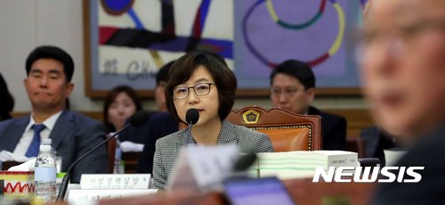 【서울=뉴시스】고범준 기자 = 김소영 법원행정처장이 12일 서울 서초구 대법원 대회의실에서 열린 국회 법제사법위원회 대법원과 법원행정처 등에 대한 국정감사에서 위원들의 질의에 답변하고 있다. 2017.10.12. bjko@newsis.com
