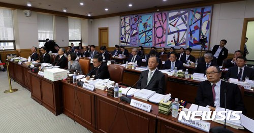 【서울=뉴시스】고범준 기자 = 12일 서울 서초구 대법원 대회의실에서 열린 국회 법제사법위원회 대법원과 법원행정처 등에 대한 국정감사에서 김소영 법원행정처장(왼쪽 네번째)이 위원들의 질의에 답변하고 있다. 2017.10.12. bjko@newsis.com